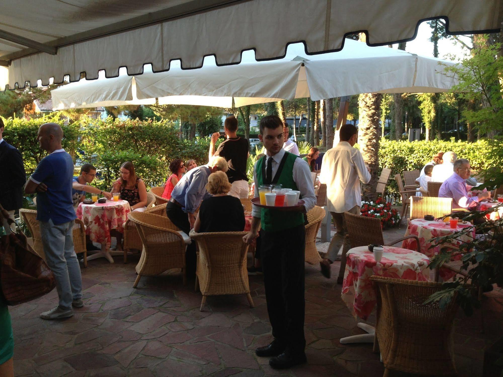 Hotel Eros Lignano Sabbiadoro Exterior foto