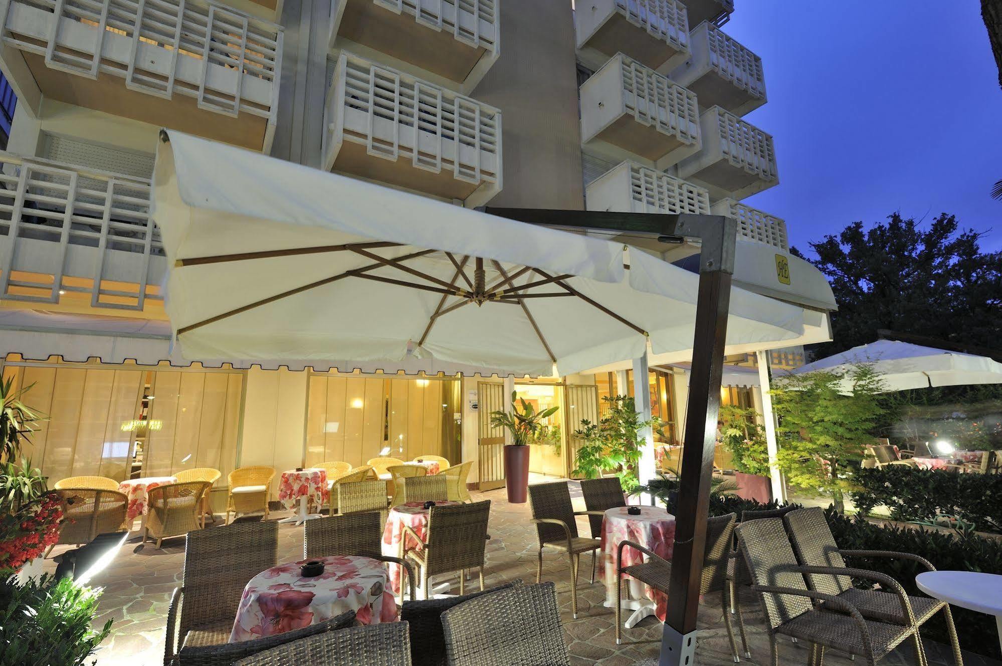 Hotel Eros Lignano Sabbiadoro Exterior foto